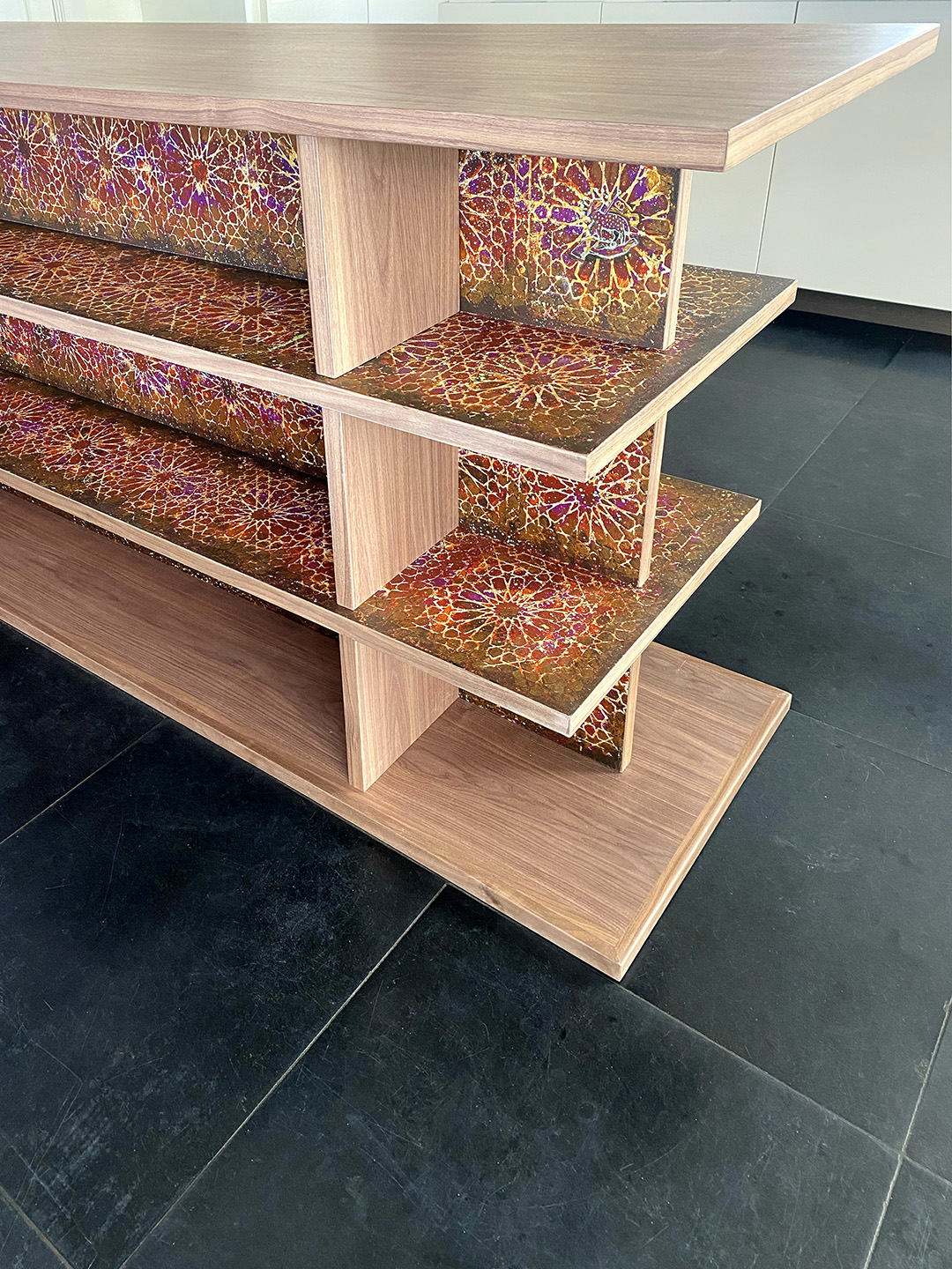 Lage boekenkast van notenfineer